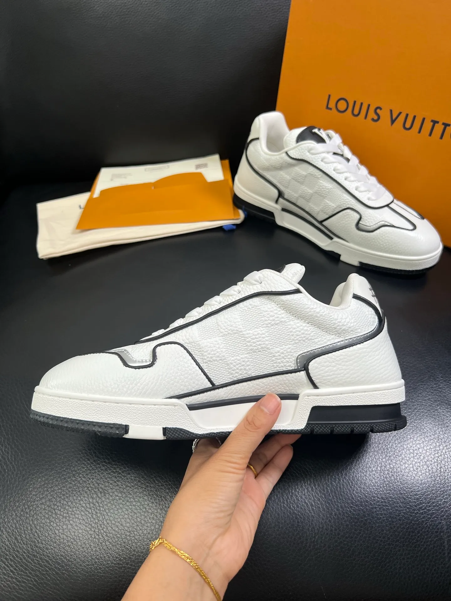 Men's shoes💰840 Lv 🔍Top purchasing agent🇮🇹 Louis Vuitton, the sports sneaker counter is synchronized, the uppers are imported from Italy, high-quality splicing colorful and complex crafts, the imported mesh padding is soft and comfortable, soles: original soles specially provided by the original factory, T men's men's shoes 💰U exclusive movable molded soles are super comfortable, original factory and single goods, 🔍🔍high quality, you can enter and leave the counter at will, welcome to compare, code number 39-44 (customized 38 45) 85878